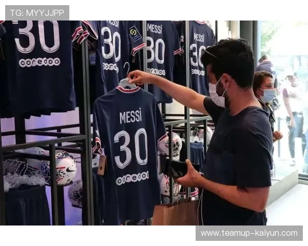 足球明星涂指甲油引发关注 网友热议其突破传统的个性展示